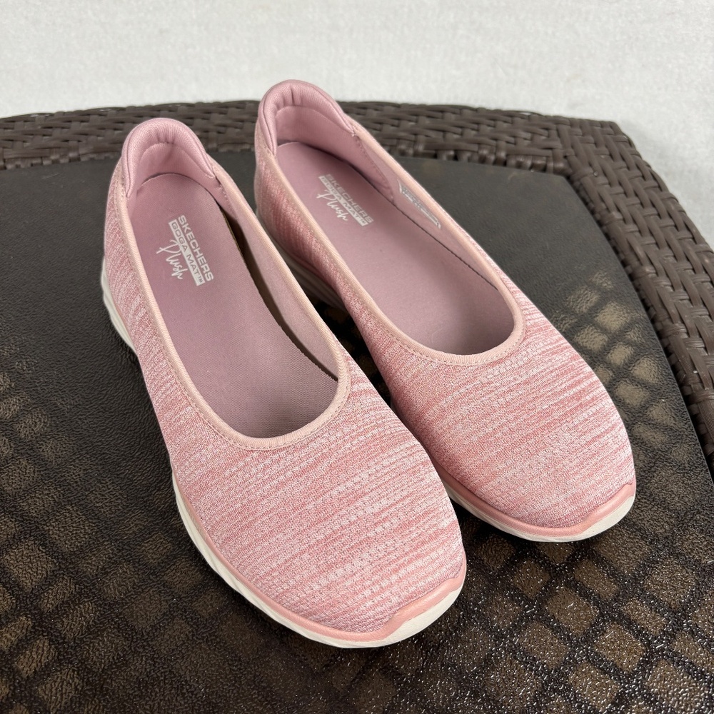 Skechers On-The-Go Goga Mat Plush Slip On Ballet Sneakers Size 7.5